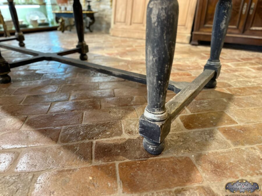 <h3>Tavolo in legno antico, decapato con tecniche artigianali. Sei gambe e piano lasciato al naturale</h3>