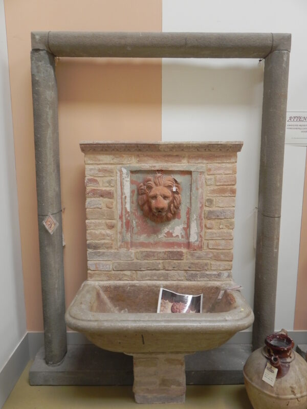 Antico portale in pietra