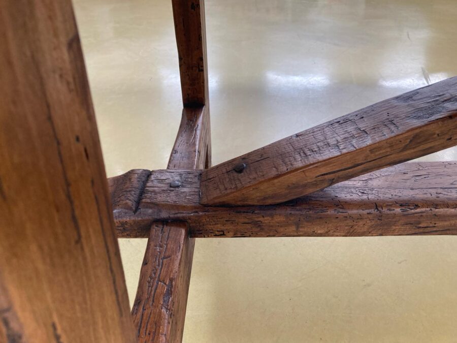 Tavolo in stile "capretta"