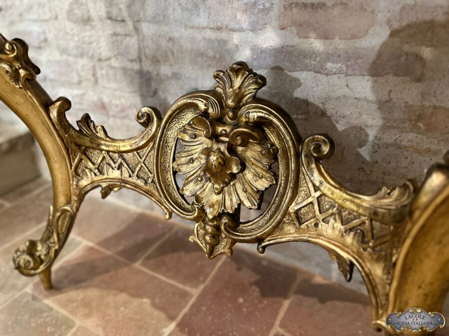 Antica <em>Consolle </em>in legno intagliato e finitura a foglia d'oro, risalente a metà dell' 800.
