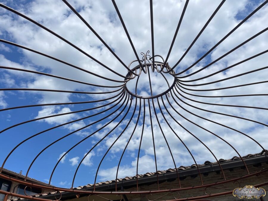 <h3>Bellissimo gazebo in ferro, con aperture ad arco e struttura circolare. Lavorazione artigianale.</h3>