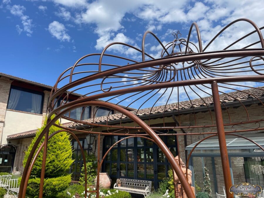 <h3>Bellissimo gazebo in ferro, con aperture ad arco e struttura circolare. Lavorazione artigianale.</h3>