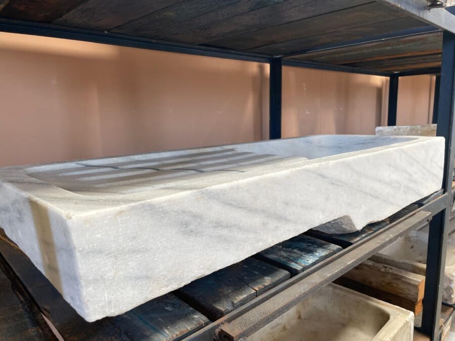 Bellissimo lavandino in marmo con gocciolatoio
