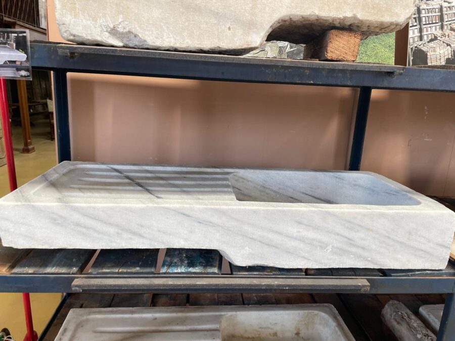 Bellissimo lavandino in marmo con gocciolatoio