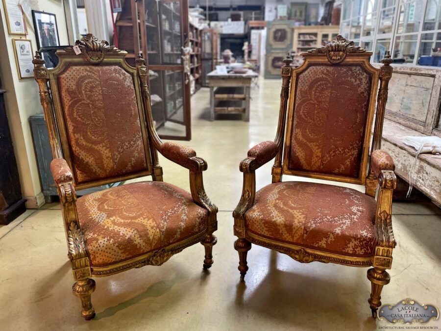 <h3>Coppia di poltrone toscane, epoca metà '800, in legno dorato a foglia ed intagliato</h3>
