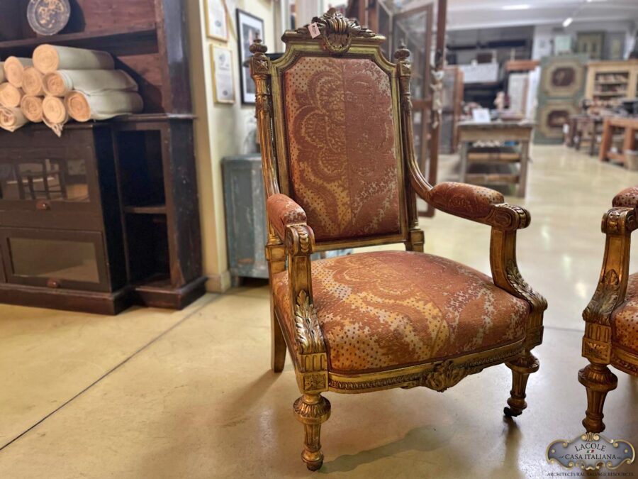 <h3>Coppia di poltrone toscane, epoca metà '800, in legno dorato a foglia ed intagliato</h3>