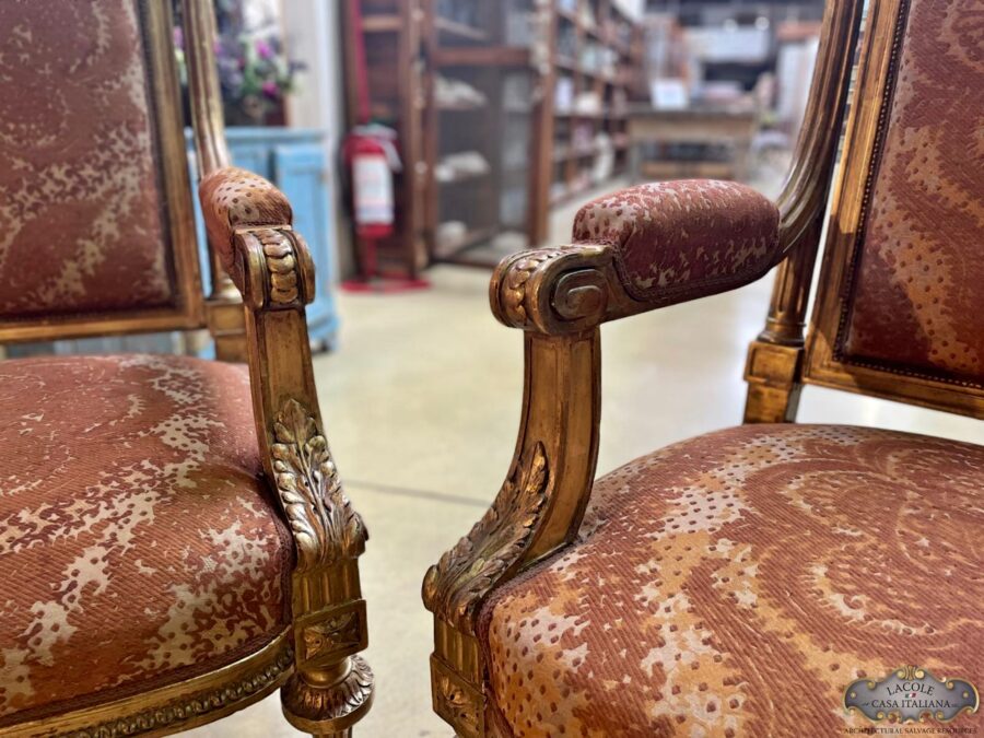 <h3>Coppia di poltrone toscane, epoca metà '800, in legno dorato a foglia ed intagliato</h3>