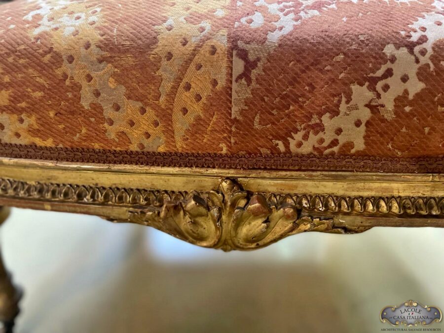 <h3>Coppia di poltrone toscane, epoca metà '800, in legno dorato a foglia ed intagliato</h3>