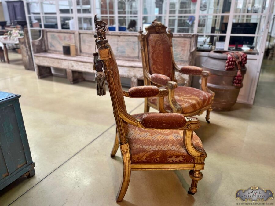 <h3>Coppia di poltrone toscane, epoca metà '800, in legno dorato a foglia ed intagliato</h3>
