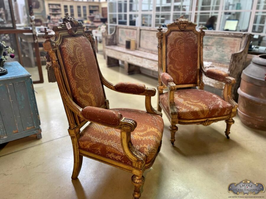 <h3>Coppia di poltrone toscane, epoca metà '800, in legno dorato a foglia ed intagliato</h3>