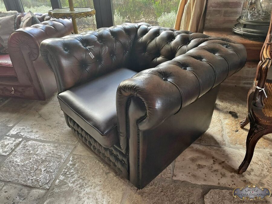 <h3>Beautiful Chesterfield armchair</h3>