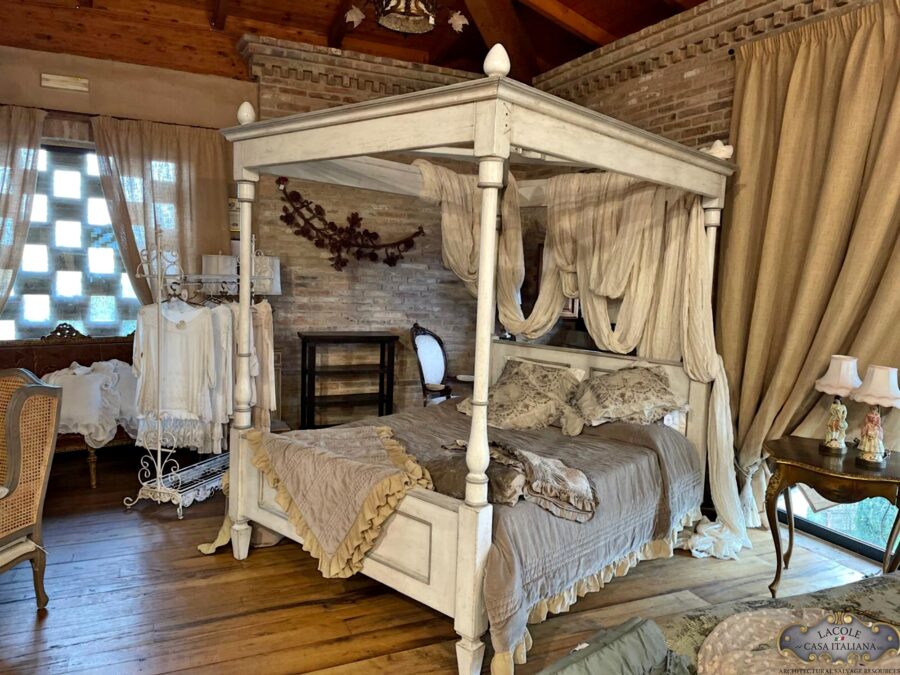 <h3>Beautiful canopy bed</h3>