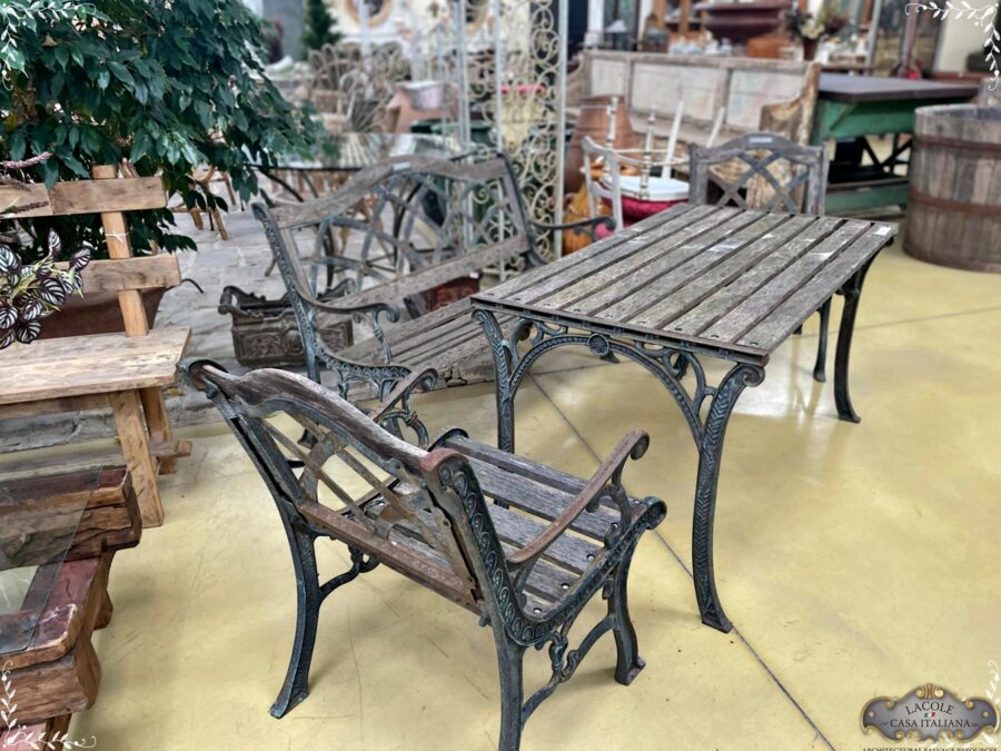 Tavolo: 128 cm x 71 cm h 70 cm Poltrona: 56 cm, profondità 62 cm, h 82 cm Panchina: 128 cm, profondità 62 cm, h 82 cm