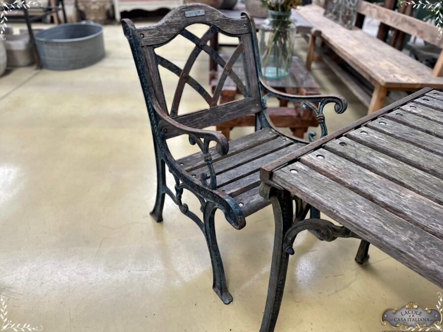 Tavolo: 128 cm x 71 cm h 70 cm Poltrona: 56 cm, profondità 62 cm, h 82 cm Panchina: 128 cm, profondità 62 cm, h 82 cm