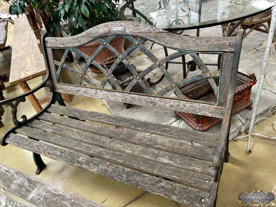 Tavolo: 128 cm x 71 cm h 70 cm Poltrona: 56 cm, profondità 62 cm, h 82 cm Panchina: 128 cm, profondità 62 cm, h 82 cm