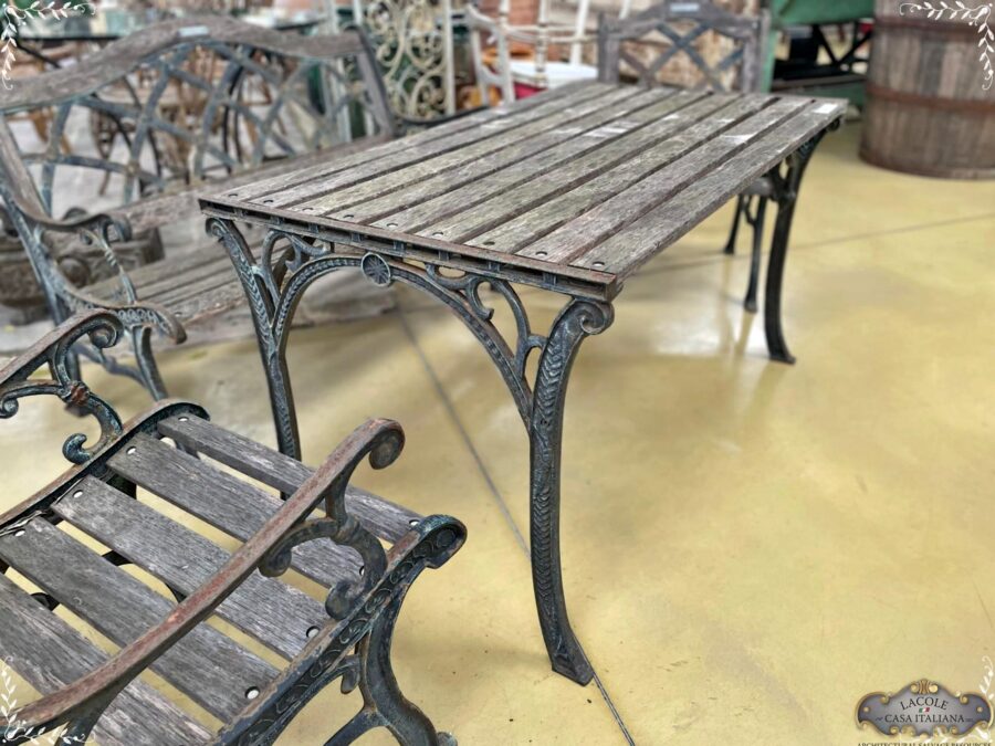 Tavolo: 128 cm x 71 cm h 70 cm Poltrona: 56 cm, profondità 62 cm, h 82 cm Panchina: 128 cm, profondità 62 cm, h 82 cm