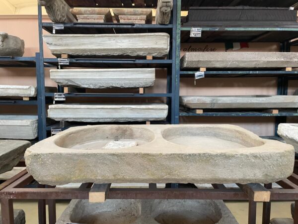 Antico lavandino in pietra