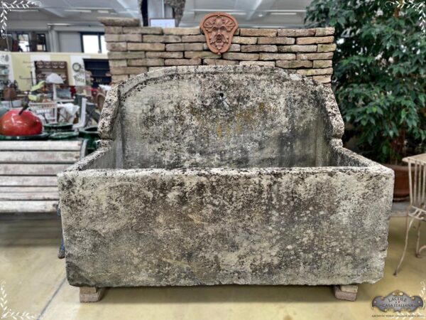 Antica fontana in pietra